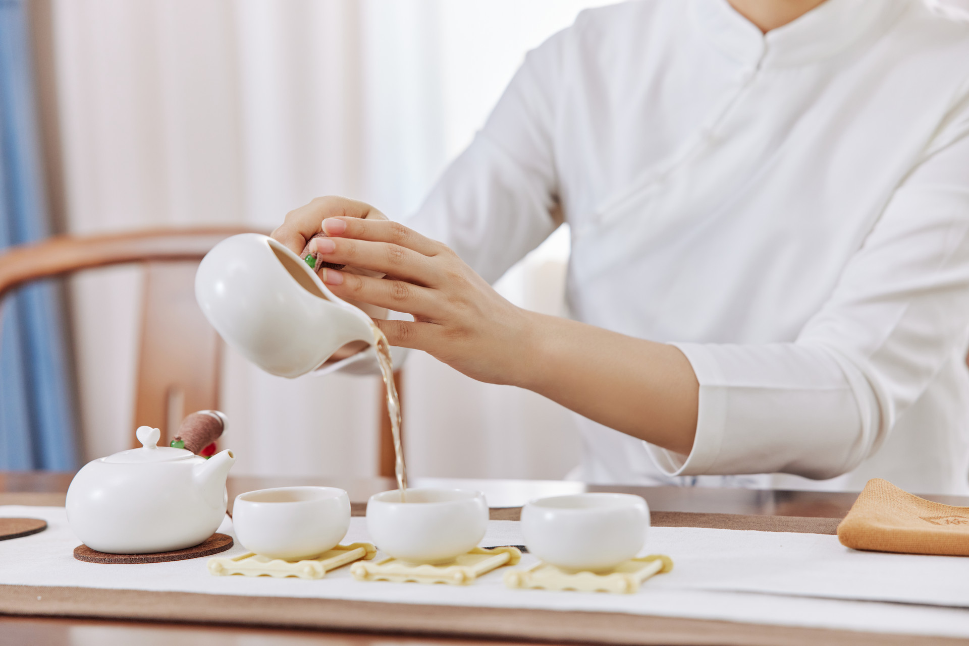 摄图网_506954113_女性茶艺师沏茶泡茶特写(非企业商用).jpg