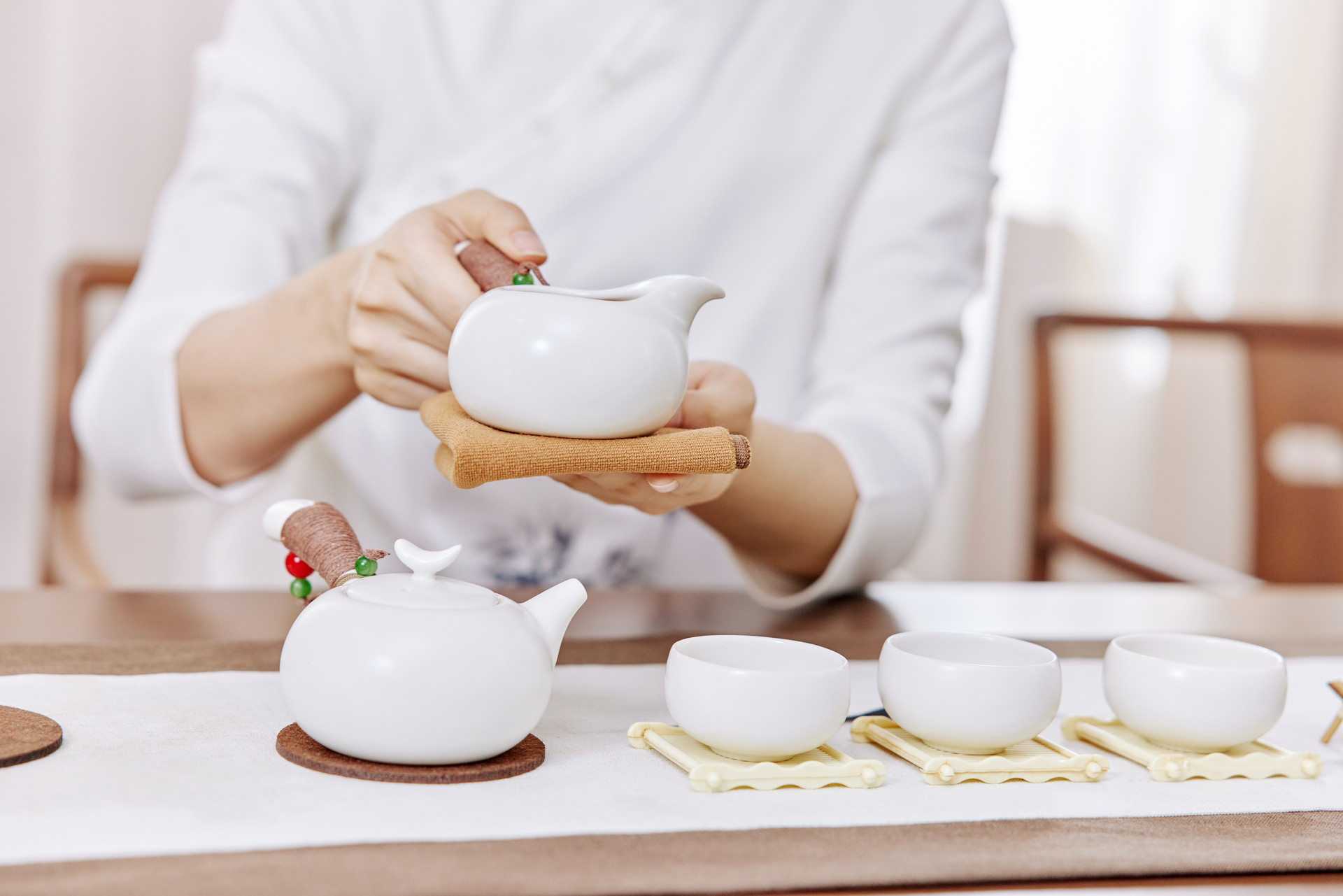 摄图网_506953730_女性沏茶端茶手部特写(非企业商用).jpg